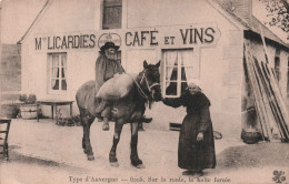 Folklore - Type D'auvergne - Sur La Route, La Halte Forcée - Licardies Café Et Vins - Carte Postale Ancienne - - Bekende Personen