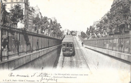 PARIS ( 18 éme Arrondissement)  Métropolitain Rentrant Sous Terre Boulevard - Rochechouart - Métro