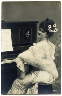 FASHION : PRETTY GIRL PLAYING PIANO (A. PROKSCH) : EVENING DRESS AND STOLL / ECHTERNACH, NEUGASSE (WAGNER) - Mode