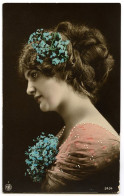 EDWARDIAN FASHION : PRETTY GIRL WITH FLOWERS - SHOWING HAIRSTYLE (HAND COLOURED) - Mode