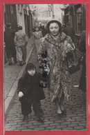 Mouscron - Foire Du Printemps 1951 ... Dame Dans La Petite Rue - Carte Photo ( Voir Verso ) - Mouscron - Moeskroen