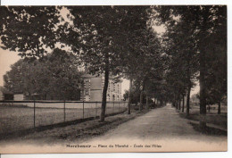 Carte Postale Ancienne Marchenoir - Place Du Marché. Ecole Des Filles - Marchenoir