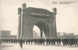 Metz * Rue Et Porte Serpenoise * Marche Ou Défilé Régiment Militaire - Metz