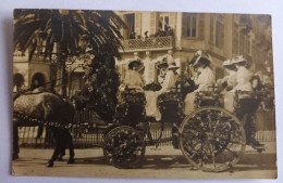 Nice - Char Fleuri Pendant La Fête De La Bataille Des Fleurs - Jeunes Femmes Aux Chapeaux - Cheval Attelé - Carte Photo - Marchés, Fêtes