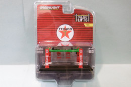 Greenlight - PONT ELEVATEUR 4 Colonnes Texaco Vert Et Rouge Réf. 16120-B Neuf 3 Inches 1/64 - Autres & Non Classés