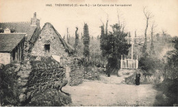 Tréveneuc * Un Coin Du Village Et Le Calvaire De Kercadoret * Villageois - Sonstige & Ohne Zuordnung