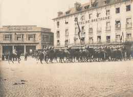 Dinan * RARE Photo Ancienne * Garage Automobiles CITROËN Citroen * Défilé Militaire Devant Hôtel De Bretagne * Régiment - Dinan