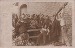 CARTE PHOTO - Militaires Au Camp - Humour - Armes - Photographie -  Carte Postale Ancienne - - Photographs