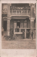 CARTE PHOTO - Militaires Sur Un Balcon  Avec Motards Et Moto Sur Le Perron  - Photographie -  Carte Postale Ancienne - - Photographs