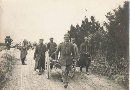 WW1 Guerre 14/18 War * Prisonniers Allemands Tirant Une Voiturette Brancard ( Noté Au Dos ) * Photo Ancienne 18x13cm - Weltkrieg 1914-18