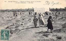 SAHARA OCCIDENTAL - Paysage Sahariens - Réunion De Femmes Arabes Au Cimetière à La Fin Du.. - Carte Postale Ancienne - Western Sahara