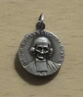 Petite Médaille Du Saint Curé D'Ars Et Ste Philomène Au Revers - Religion & Esotérisme