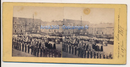 Photographie Ancienne Vue Stéréoscopique Circa 1860 SARREGUEMINES Procession Quartier Cavalerie 18 Juin 1865 ? - Stereo-Photographie