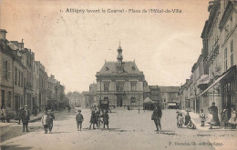 Attigny * La Place De L'hôtel De Ville * Villageois - Attigny