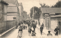 Troyes * La Rue Begand * La Sortie Des Usines * Ouvriers - Troyes