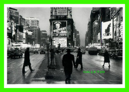 NEW YORK CITY, NY - TIMES SQUARE, 1938 - RUDY BURCKHARDT, 1913 - THE METROPOLITAN MUSEUM OF ART - - Musées