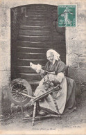 FOLKLORE - Costume - Femme Filant Au Rouet - Carte Postale Ancienne - Costumes