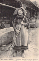 FOLKLORE - Costume - Vieille Femme à Engwiller - Alsace - Carte Postale Ancienne - Costumes