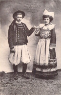 FOLKLORE - Costume - Couple -  Carte Postale Ancienne - Vestuarios