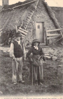 FOLKLORE - Costume - Type D'Auvergne - Paysans Auvergnats Devant Leur Maison -  Carte Postale Ancienne - Costumes