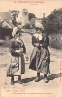 FOLKLORE - Costumes - La Normandie Pittoresque - Deux Paysannes Discutent -  Carte Postale Ancienne - Vestuarios