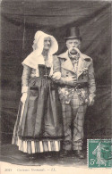 FOLKLORE - Costumes Normands - Mariage -  Carte Postale Ancienne - Trachten