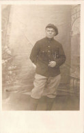 PHOTOGRAPHIE - Homme Militaire En Casquette - Militaria -  Carte Postale Ancienne - Photographs