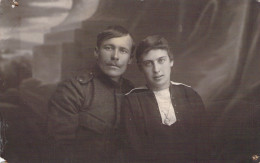 PHOTOGRAPHIE - Couple - Homme Militaire Femme Avec Bijou -  Carte Postale Ancienne - Photographie