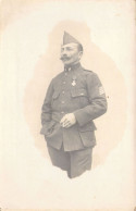 PHOTOGRAPHIE - Homme Militaire Moustachu - Médailles -  Carte Postale Ancienne - Photographs