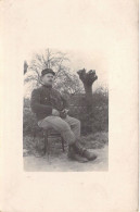 PHOTOGRAPHIE - Homme Militaire Assis -  Carte Postale Ancienne - Photographs