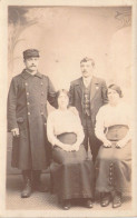 PHOTOGRAPHIE - Groupe De 2 Hommes Et 2 Femmes - Militaria -  Carte Postale Ancienne - Photographie