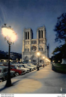 LA CATHÉDRALE NOTRE-DAME LA NUIT- PARKING ÉCLAIRÉ PAR DES RÉVERBÈRES AUTOMOBILES DAUPHINE RENAULT R8 - Notre Dame Von Paris