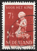 Plaatfout Wit Stipje Achter De Stok Van De 7 In 1940 Kinderzegels 7½ + 3½ Cent Roodbruin NVPH 378 P 3 - Plaatfouten En Curiosa