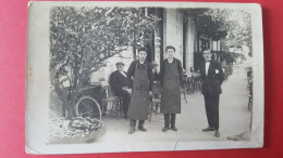 Carte Photo D'un Restaurant Avec Le Personnel à Situer - Restaurants