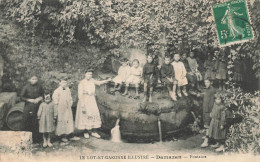 Damazan * Un Coin Du Village Et La Fontaine * Villageois Enfants - Damazan