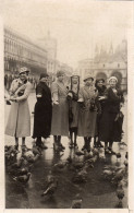 Les Femmes Place Saint Marc à Venise (Chapeaux Et Manteaux) - Mode