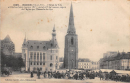 Delcampe - REDON-  L'Hôtel De Ville Et Clocher Saint-Sauveur - Marché - Redon