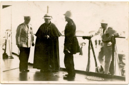 CARTE PHOTO DE L'AMIRAL DARLAN EN COMPAGNIE DU GENERAL GOURAUD ET DU CARDINAL VERDIER SUR LE PONT D'UN NAVIRE DE GUERRE - Warships