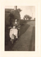 Ancien Scooter VESPA Vespa Type Modèle ? * Transport Moto * Photo Ancienne 10.6x8cm - Autres & Non Classés