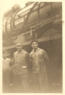 Cheminots Devant Train Locomotive Machine N°231-555 * Thème Chemin De Fer Gare Dépôt * Photo Ancienne 8.8x6cm - Trains