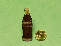 TB7B  / Pin's / Coca Cola : Bouteille - Coca-Cola