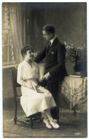 EDWARDIAN FASHION : ROMANTIC COUPLE SITTING READING BOOK AT TABLE - Mode