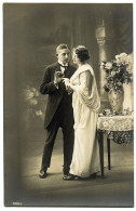 EDWARDIAN FASHION : ROMANTIC COUPLE STANDING BESIDE TABLE - Mode