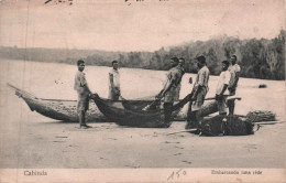 Cabinda - Embarcando Uma Rede - Animé - Barque - Peche - Carte Postale Ancienne - Angola