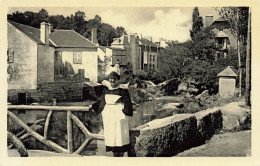 Pont Aven * Une Jolie Bretonne Sur Une Passerelle * Coiffe - Pont Aven