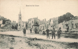 étain * Une Rue Du Village Bombardée Pendant La Guerre 1914 1918 * Ww1 * Soldats Allemands * Cachet Au Dos - Etain