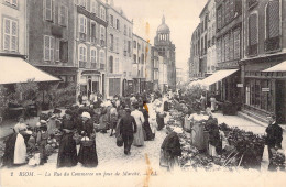 COMMERCE - Marchés - RIOM - La Rue Du Commerce Un Jour De Marché - Carte Postale Ancienne - Mercados