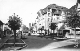 Le Touquet Paris Plage * Le Boulevard Dalaz Et Hôtel Alexandra * Automobile Voiture Ancienne - Le Touquet