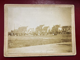 Pornichet * RARE Photo Albuminée Photographe Circa 1890/1900 * Place De La Mairie , Villageois , Hôtel Des Etrangers - Pornichet