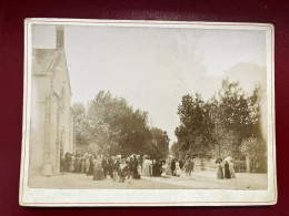 Pornichet * RARE Photo Albuminée Photographe Circa 1890/1900 * Sortie De Messe * Villageois - Pornichet